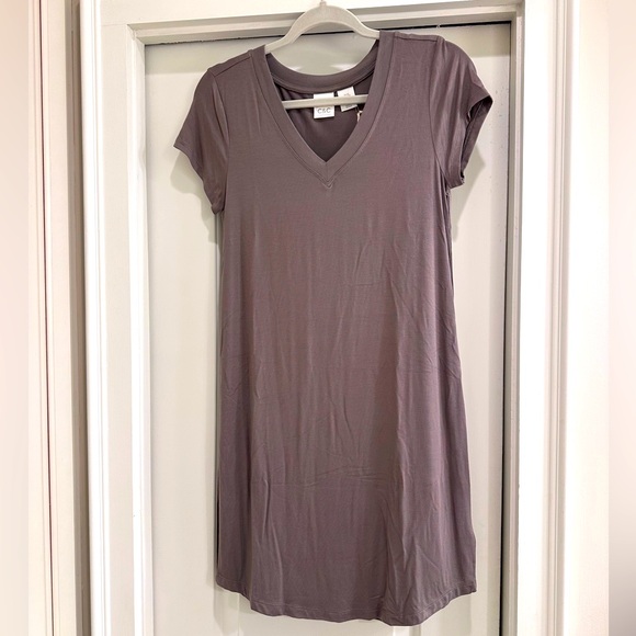 C&C California Dresses & Skirts - C&C California Taupe V-Neck Dress